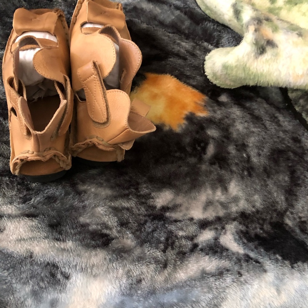 Shoes - Picture 4 of 6